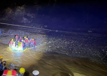 रोशी खोलामा फसेका पाँच वटा माइक्रो र ८९ यात्रुको मध्यरातमा सकुशल उद्धार