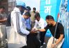 चुनाव प्रचारमा भएको फोहर सङ्कलन गर्दै उम्मेदवार