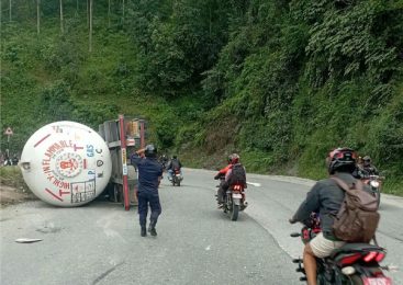 ग्यास बुलेट दुर्घटनापछि धादिङको सडक बन्द, चुहावटको जोखिम